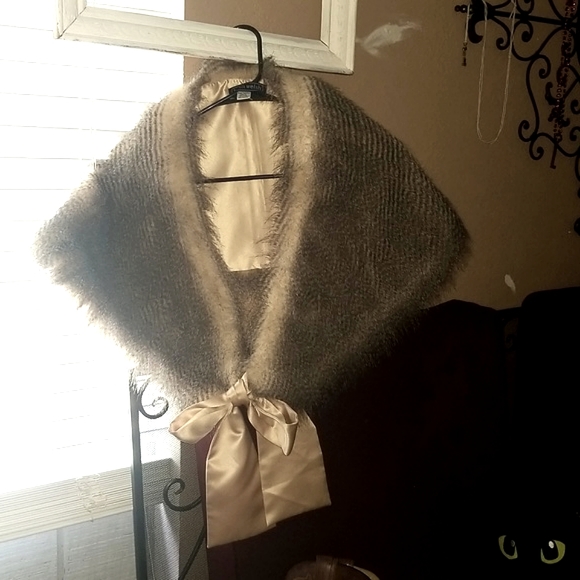 Faux feather fur shawl gold tan and black - Picture 1 of 3
